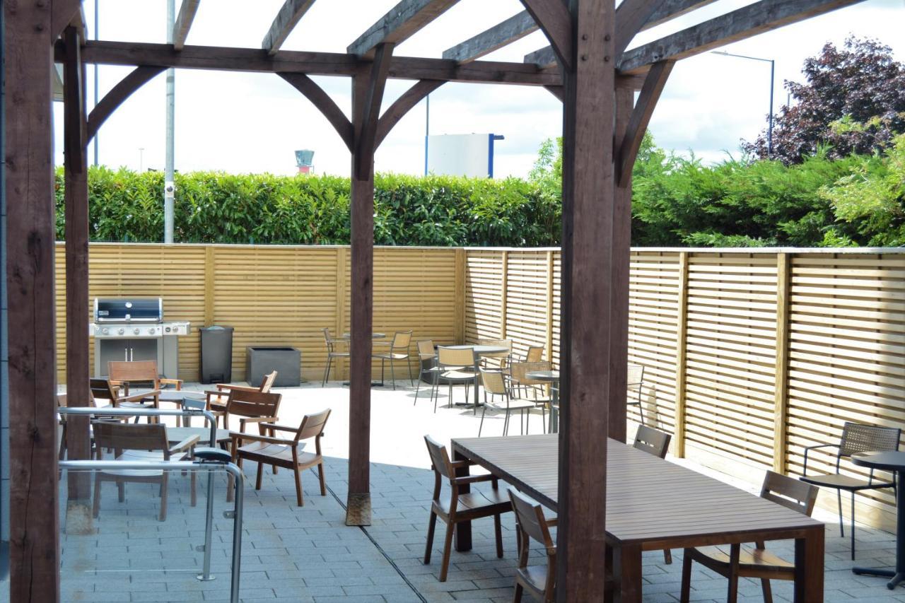 Staybridge Suites London Heathrow - Bath Road, An Ihg Aparthotel Hillingdon Kültér fotó
