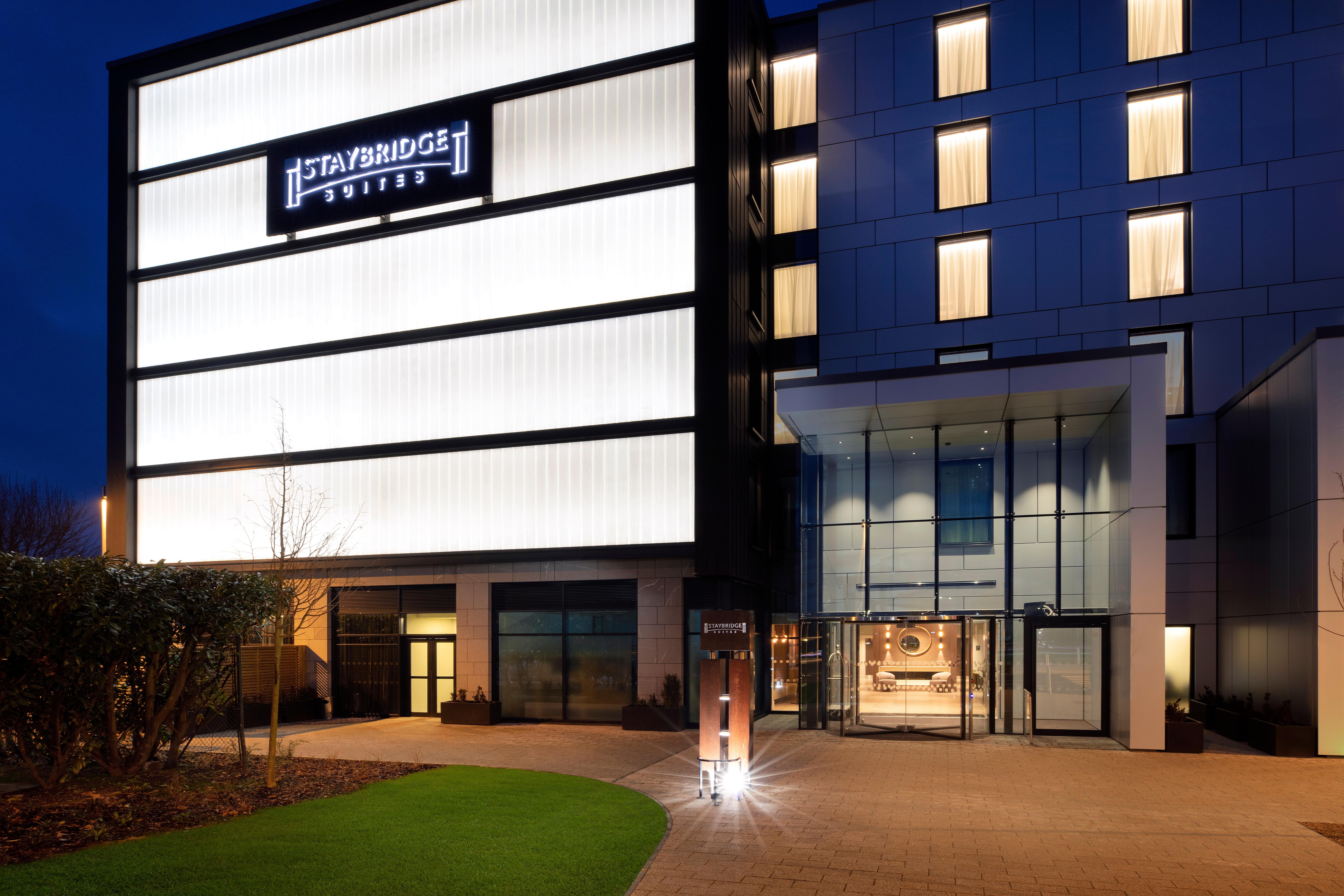 Staybridge Suites London Heathrow - Bath Road, An Ihg Aparthotel Hillingdon Kültér fotó