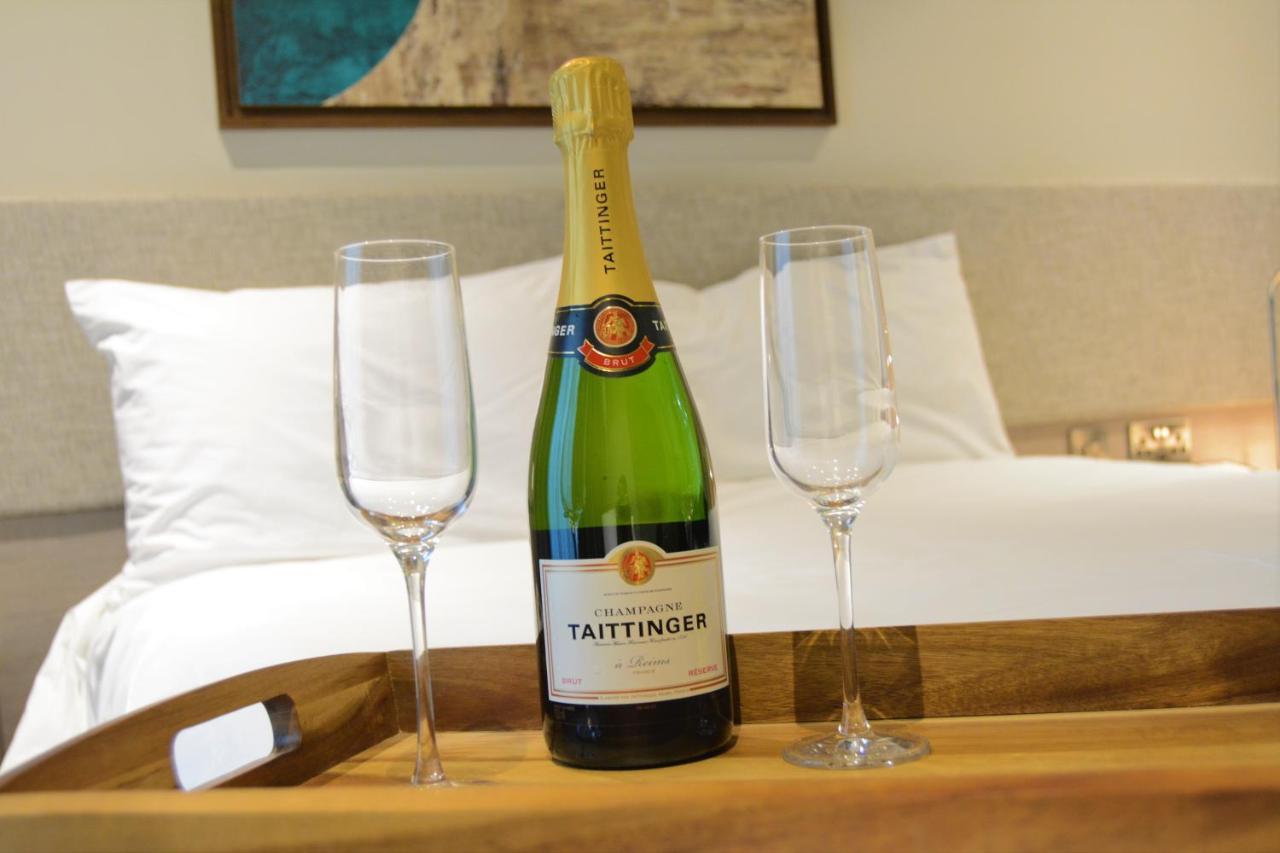 Staybridge Suites London Heathrow - Bath Road, An Ihg Aparthotel Hillingdon Kültér fotó
